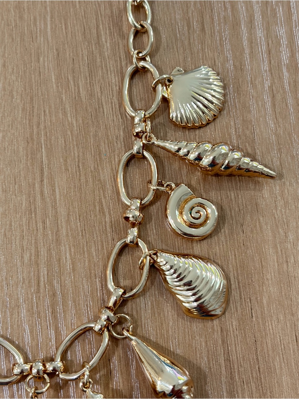 New never worn Gold Shell Charm Necklace Quality Heavy Piece - Picture 2 of 5